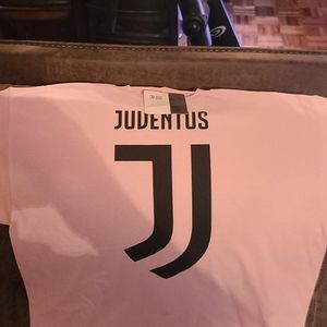 Juventus t-shirt. NWT... Pink XL